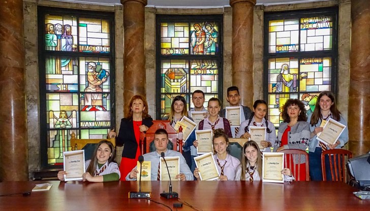 Учениците от отборът на ПГИУ „Елиас Канети“ получиха награди