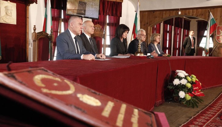 Ние, народните избраници, като представители на българския народ, съзнаваме нашия дълг да продължаваме най-добрите традиции, завещани от творците на Търновската конституция