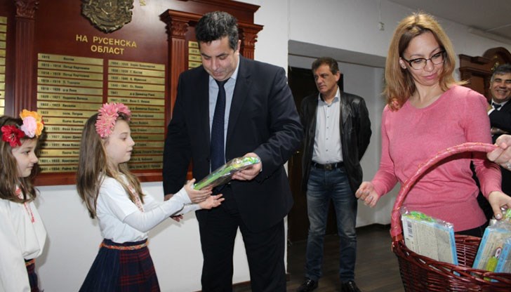 Малки лазарки огласиха с песни Областната управа