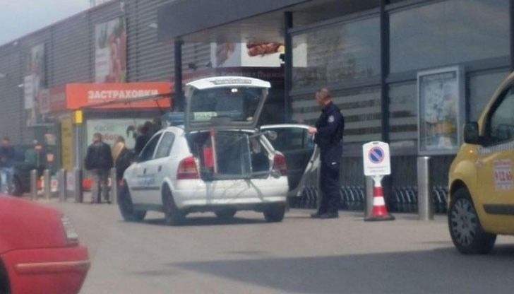 Униформените са натоварили пазарска количка в багажника на полицейската кола