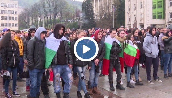 Протестиращите се заканиха, че няма да освободят площада, докато не видят реални действия