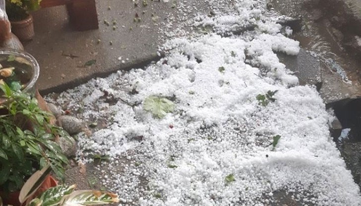 Валежът е бил много силен, на места дори се е образувала покривка от ледените зърна / снимката е илюстративна Валежът е бил много силен, на места дори се е образувала покривка от ледените зърна / снимката е илюстративна