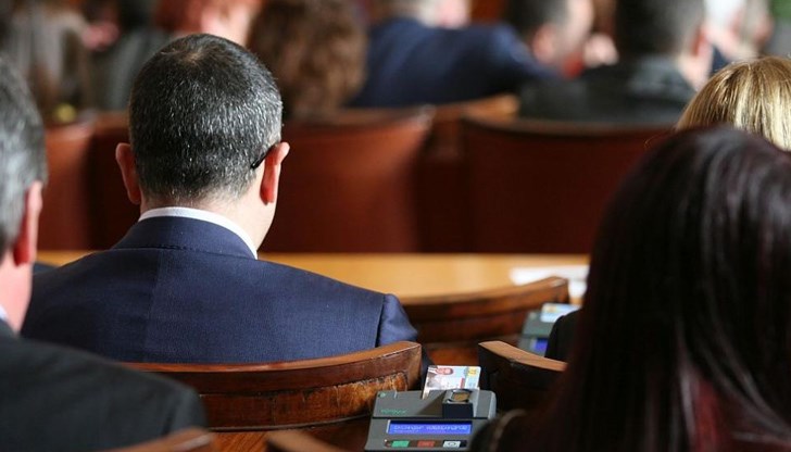 Причината е, че от началото на следващата година имането им ще лъсне от имотния регистър на южната ни съседка