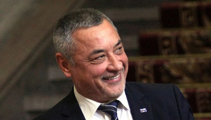 Валери Симеонов удря в земята Цецо Цветанов и всички останали български политици с евтини апартаменти