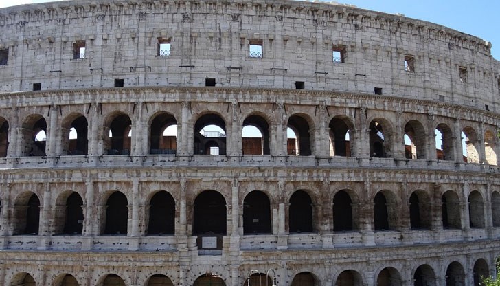 17-годишната българка успяла да напише само буквата "М" върху стената на монумента, преди да бъде заловена от охраната
