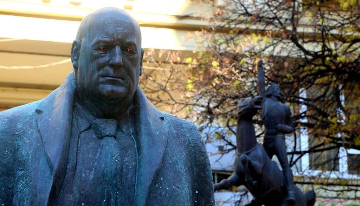 Премиерът е със светещи червени очи