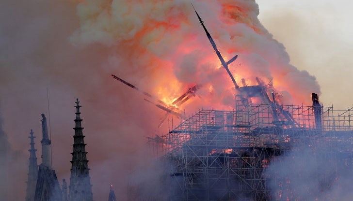 Но огънят бързо се разпространява из величествената катедрала в сърцето на Париж