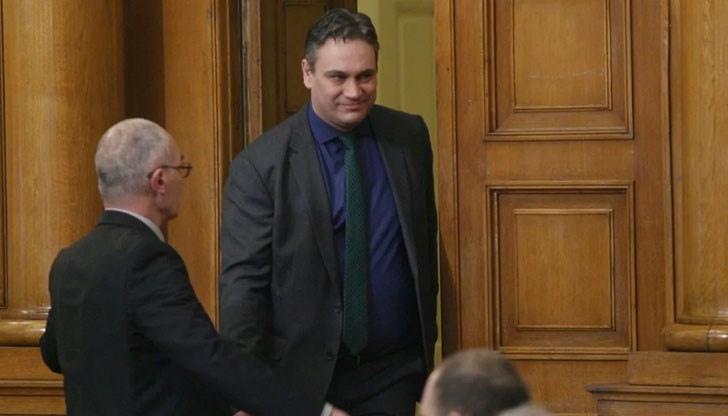 Скандал, изместване на фокуса, замазване: така се развиват нещата в България. Затова хората не вярват, че институциите си вършат работата Скандал, изместване на фокуса, замазване: така се развиват нещата в България. Затова хората не вярват, че институциите си вършат работата