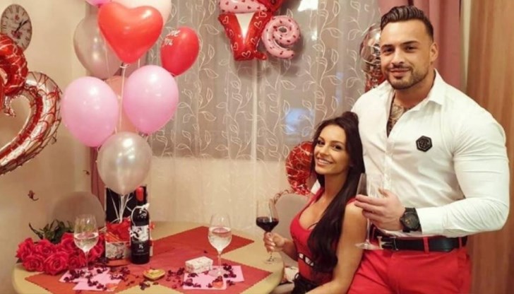 Мачото е паднал на коляно пред половинката си фолкпевицата Джулия Мачото е паднал на коляно пред половинката си фолкпевицата Джулия