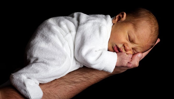 Момченцето е с тегло 2.9 килограма Момченцето е с тегло 2.9 килограма