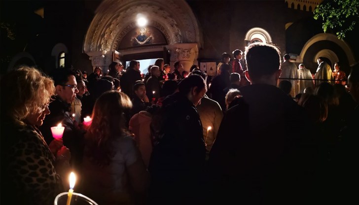 Великденският поздрав е обичай, разпространен сред православните, древноизточни и други християнски общности, които се поздравяват в първия ден на Великден Великденският поздрав е обичай, разпространен сред православните, древноизточни и други християнски общности, които се поздравяват в първия ден на Великден