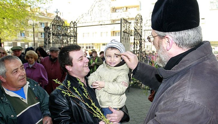 Рано сутринта в храмовете беше отслужено утринно богослужение и празнична Света Божествена литургия