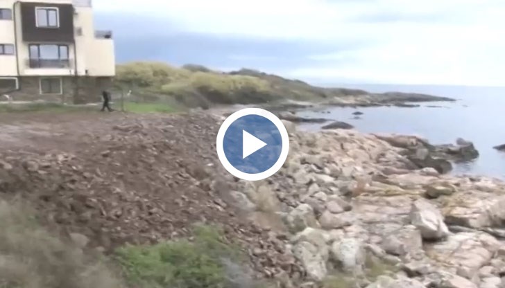 Тонове инертни материали са изсипани върху скалите на брега на морето в Черноморец, алармират жители