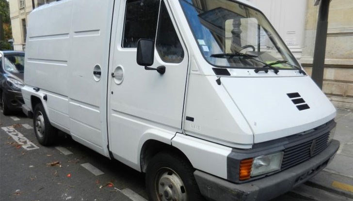 Флашка и компактдиск са задигнати от „Рено Мастър“, паркирано на улица "Николаевска" / Снимката е илюстративна Флашка и компактдиск са задигнати от „Рено Мастър“, паркирано на улица "Николаевска" / Снимката е илюстративна