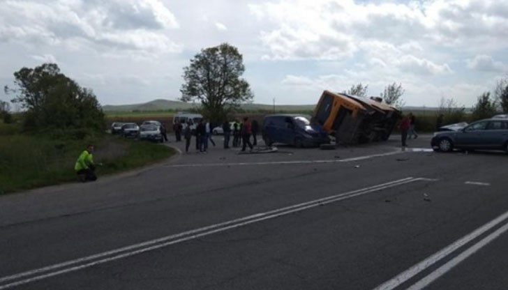 Рязаха вратата на автобуса, за да извадят децата