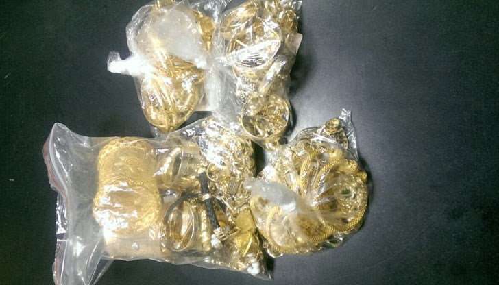 Те били открити в дамските чанти на пътнички, пътували в микробус от България към Полша