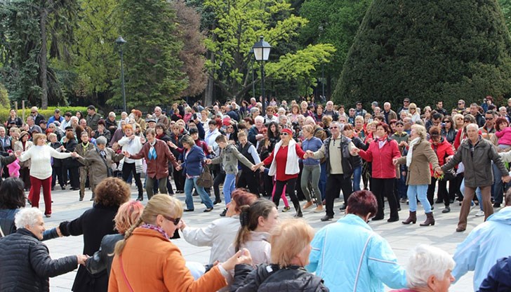 3000 души се включиха във фолклорно надиграване „Да се хванем на хорото“