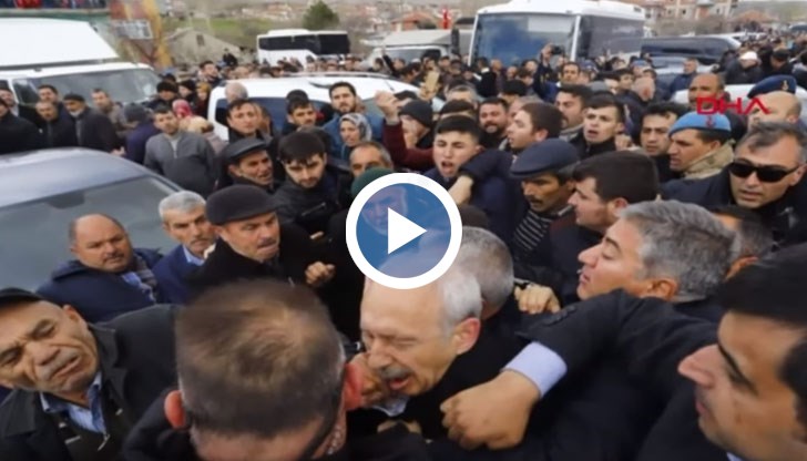 Няколко мъже с крясъци се нахвърлиха на Кемал Кълъчдароглу от Народнорепубликанската партия и го удариха по главата поне два пъти