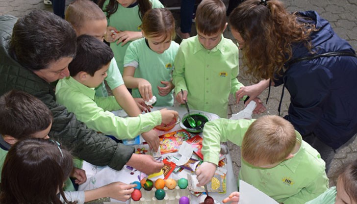 Малчуганите получиха специални великденски подаръци от Негово Високопреосвещенство Русенския митрополит Наум