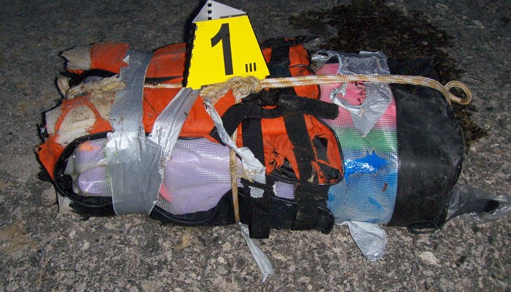 Сакът съдържа 16 пакета, всеки с тегло 1,100 кг