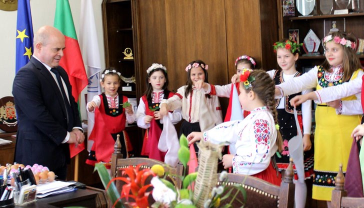 Второкласнички от ОУ „Иван Вазов“ изпълниха традиционните за Лазаровден народни песни