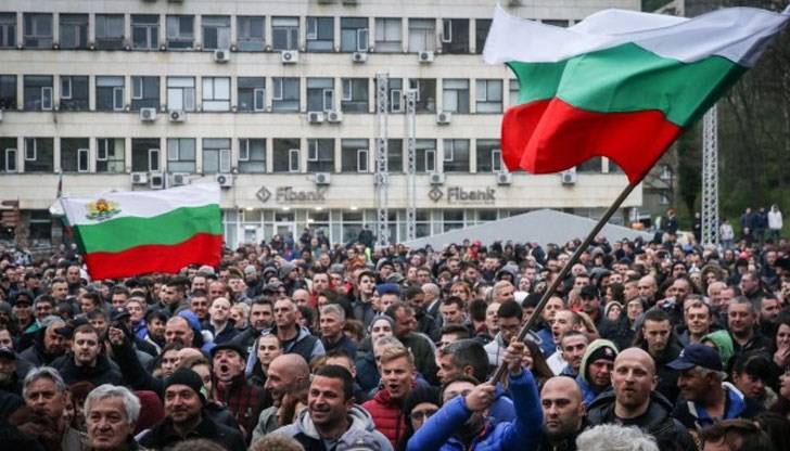 Сред тях е и битият продавач, който е посрещнат с викове “Венци кмет” Сред тях е и битият продавач, който е посрещнат с викове “Венци кмет”