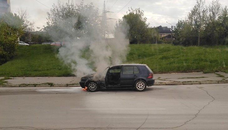 Шофьорът е опитал да погаси пламъците с пожарогасител