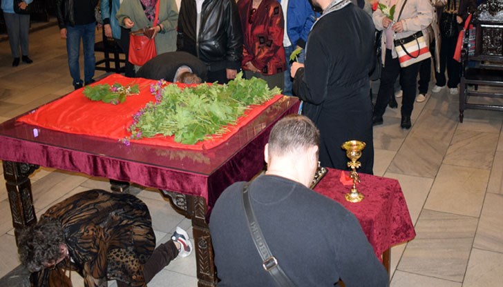 Миряните получиха стръкче здравец, измолвайки от Господа здраве и спасение за своите семейства и близки