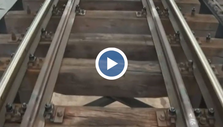 Болтовете, държащи железопътната линия, са развинтени и хвърчат при всяко преминаване на влак