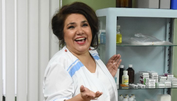 Когато прекрачи прага на лечебно заведение, хората в него се обръщат към нея с „колежке“