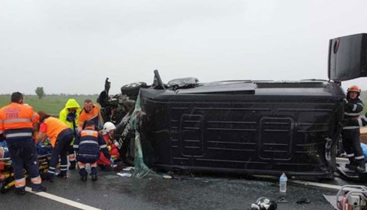 Вчера по обед в близост до Тимишоара катастрофира микробус с 10 български граждани