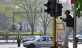Шофьор прегази крака на регулировчик във Варна