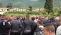 Кметът на Кърнаре поведе протест срещу ромските своеволия в селото