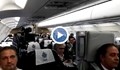 Кадри вътре от самолета на папа Франциск