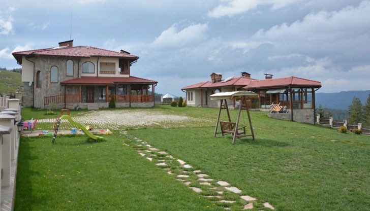 Селото е обезлюдено, но семейството на кмета просперира