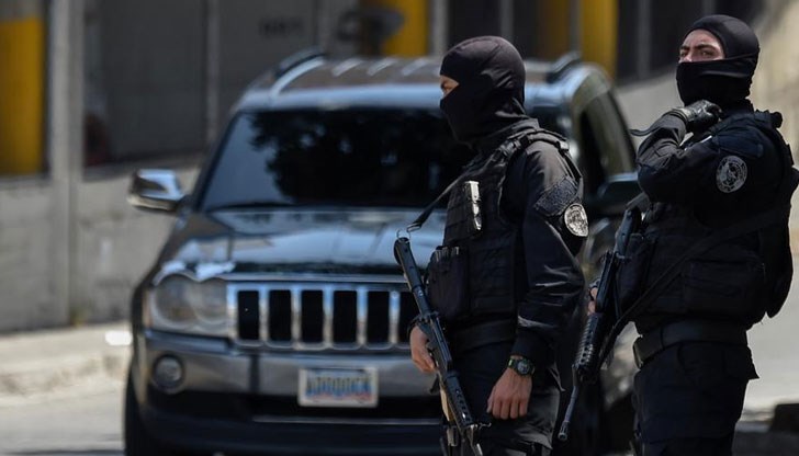 14 полицаи са ранени 14 полицаи са ранени