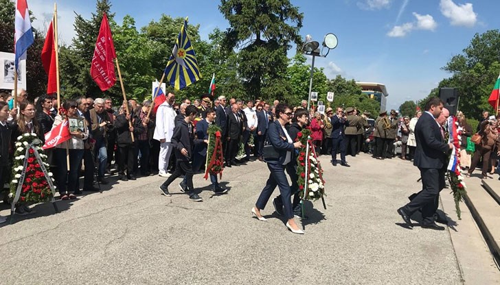 Минута мълчание в памет на загиналите войни пред Паметника на Альоша