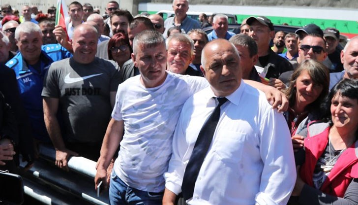 Каква гордост е това да биеш деца? Ела и се „пердаши“ с мен, като си толкова бабаит. Защо се криеш? Не си стъпвал във Видин от шест години Каква гордост е това да биеш деца? Ела и се „пердаши“ с мен, като си толкова бабаит. Защо се криеш? Не си стъпвал във Видин от шест години