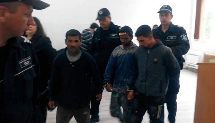 Техни близки са се събрали пред съда и настояват младежите да бъдат освободени Техни близки са се събрали пред съда и настояват младежите да бъдат освободени