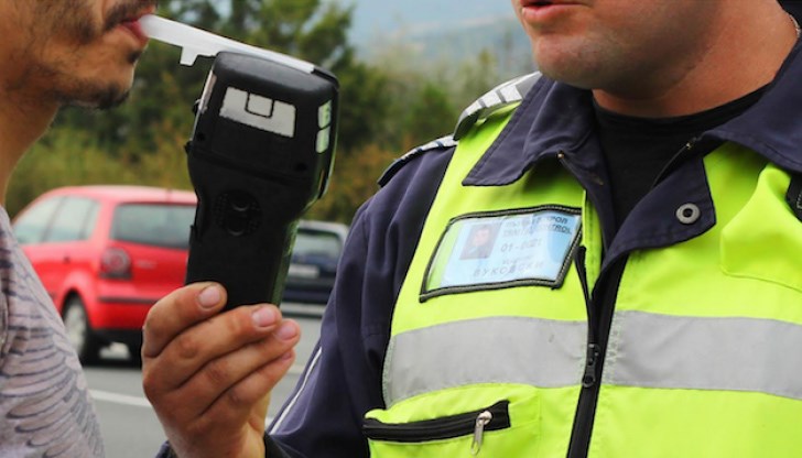 Полицаите спрели за проверка „Мерцедес“ без регистрационни табели