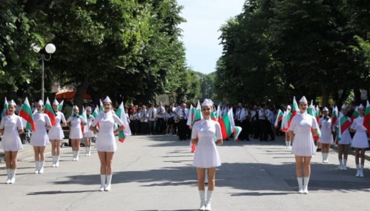От 10:30 часа традиционното празнично шествие на ученици от русенските училища ще премине по Главната улица на града