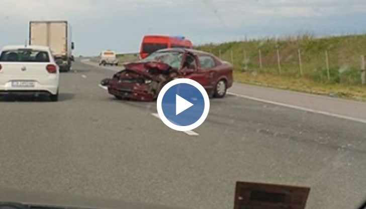 Ударили са се лек автомобил и бус 60 километра преди Бургас