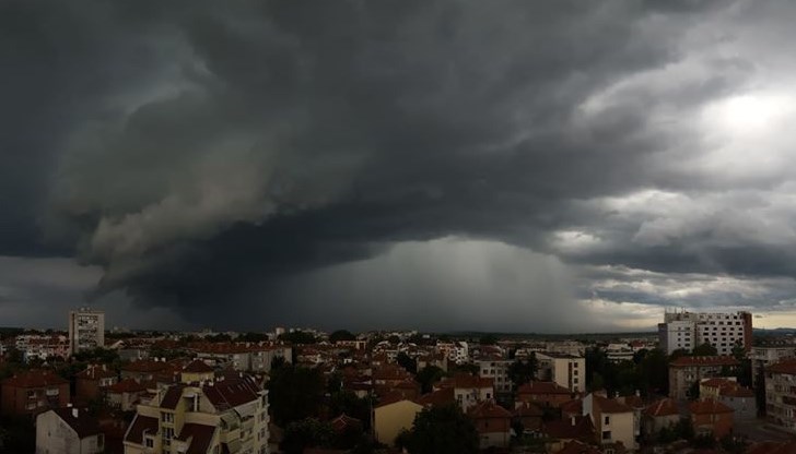 През повечето дни ще се задържи неустойчиво с условия за чести следобедни превалявания​ и гръмотевична дейност