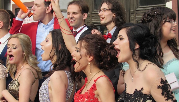 Не липсват и инциденти заради изпитото количество алкохол от младежите