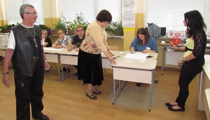 Общо за Русенска област избирателната активност е 24.93%