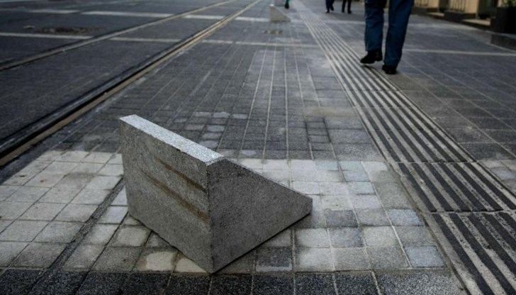 Ремонтът по „Графа” е некачествен, но остава така, защото нямало заради „няколко криви плочки” да се разкопава отново