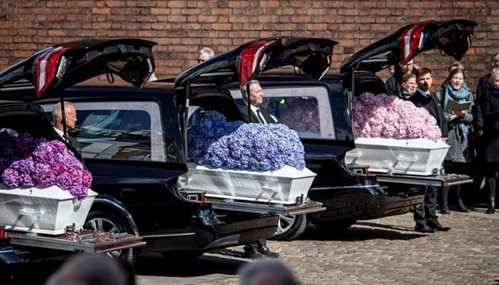 Бизнесменът, съпругата му Ан и дъщеря им Астрид бяха неотлъчно до ковчезите на загиналите Алфред, Алма и Агнес