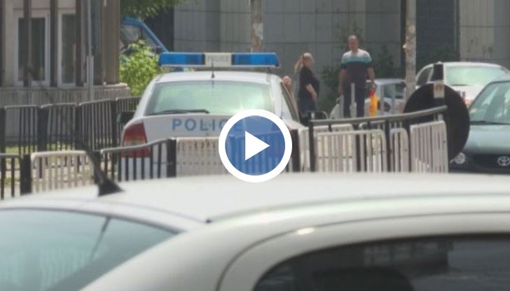 30-годишният беглец е засечен, докато минава пред полицейското управление в града
