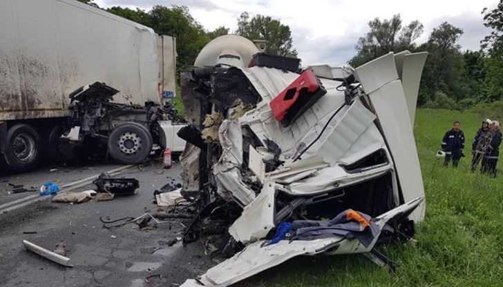 Вследствие на удара кабината на цистерната е смляна