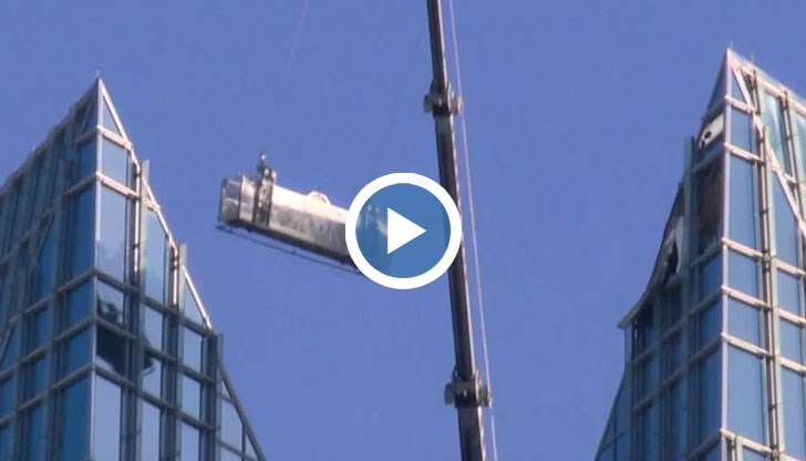 Двама работници се оказаха на косъм от фатален край